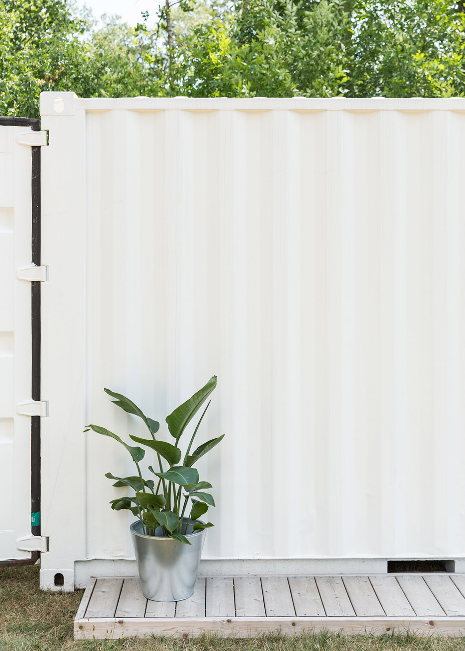 白色集装箱变身高档运动品牌临时展厅-18