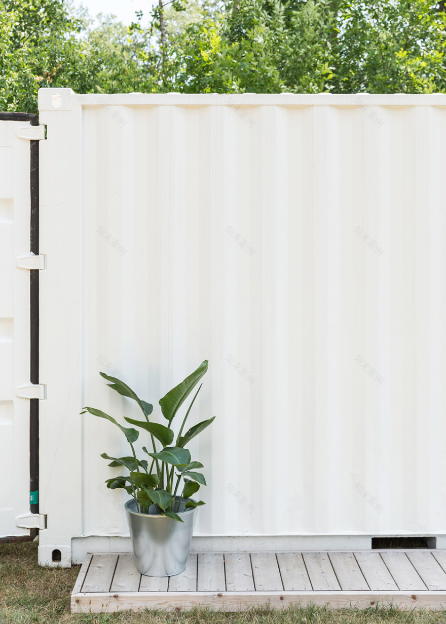 白色集装箱变身高档运动品牌临时展厅-18