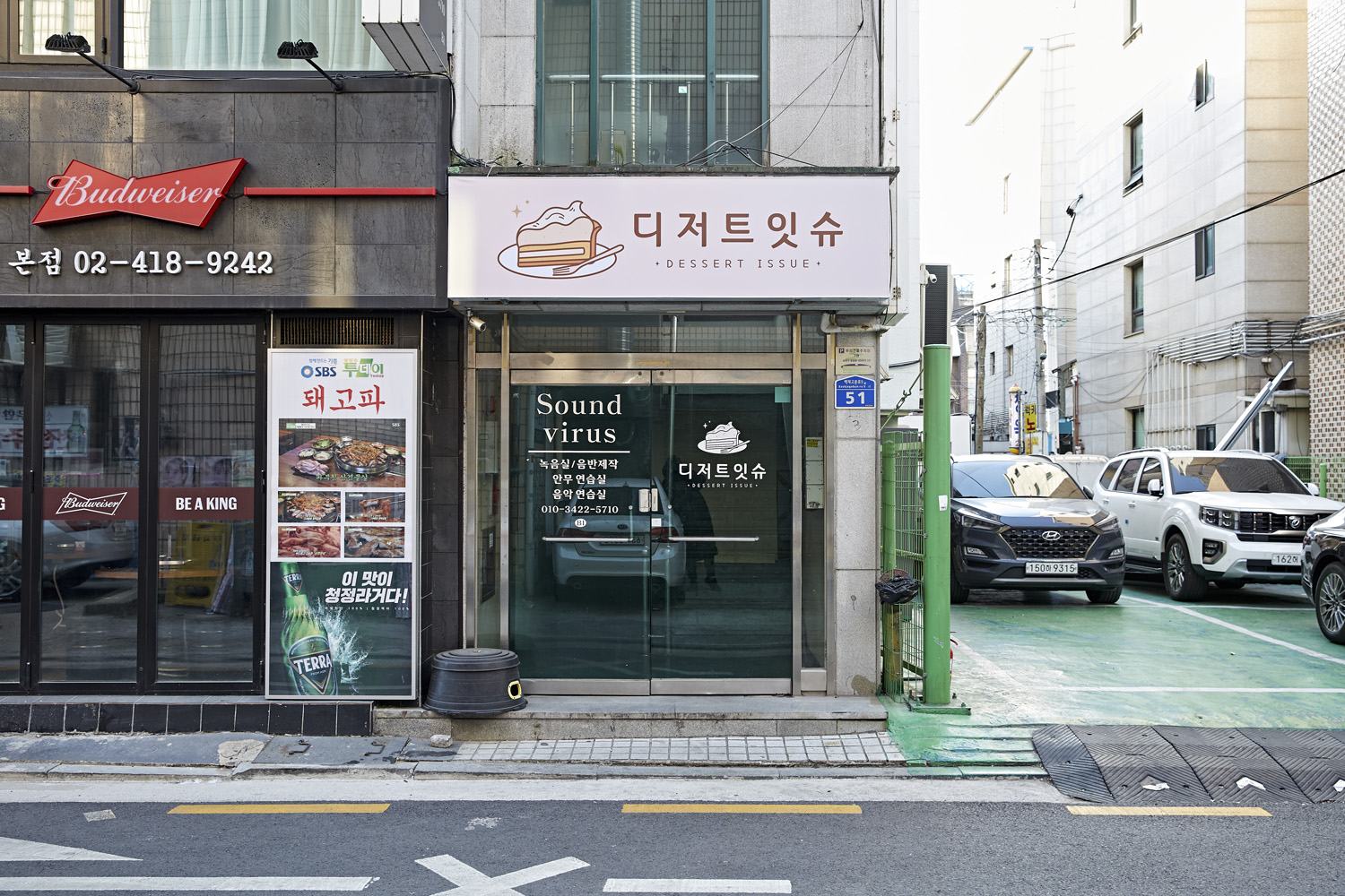 "白色与木质，打造 25 平米极简咖啡厅空间"-16