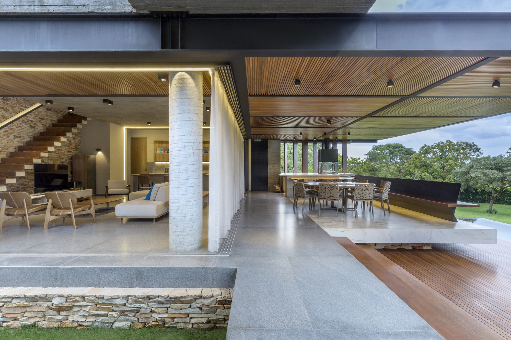 Concrete House / Costaveras Arquitetos-15