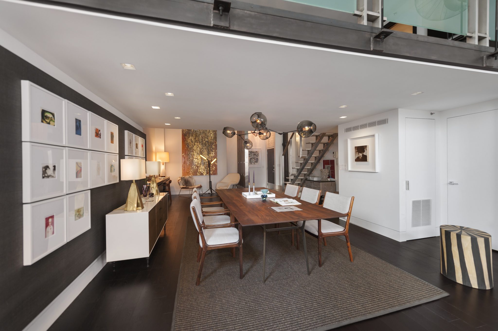 MRTA 打造现代艺术画廊般的切尔西复式公寓-7