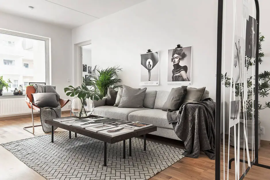 巧妙改造！衣架变客厅照片展示架-4