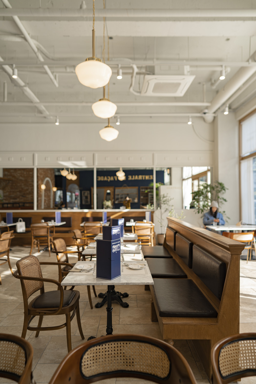 白色与木色交融，打造温馨舒适的 50 平米公寓-8