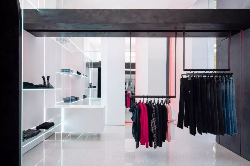 精致的玻璃货架照亮了Las Vegas精品店-28