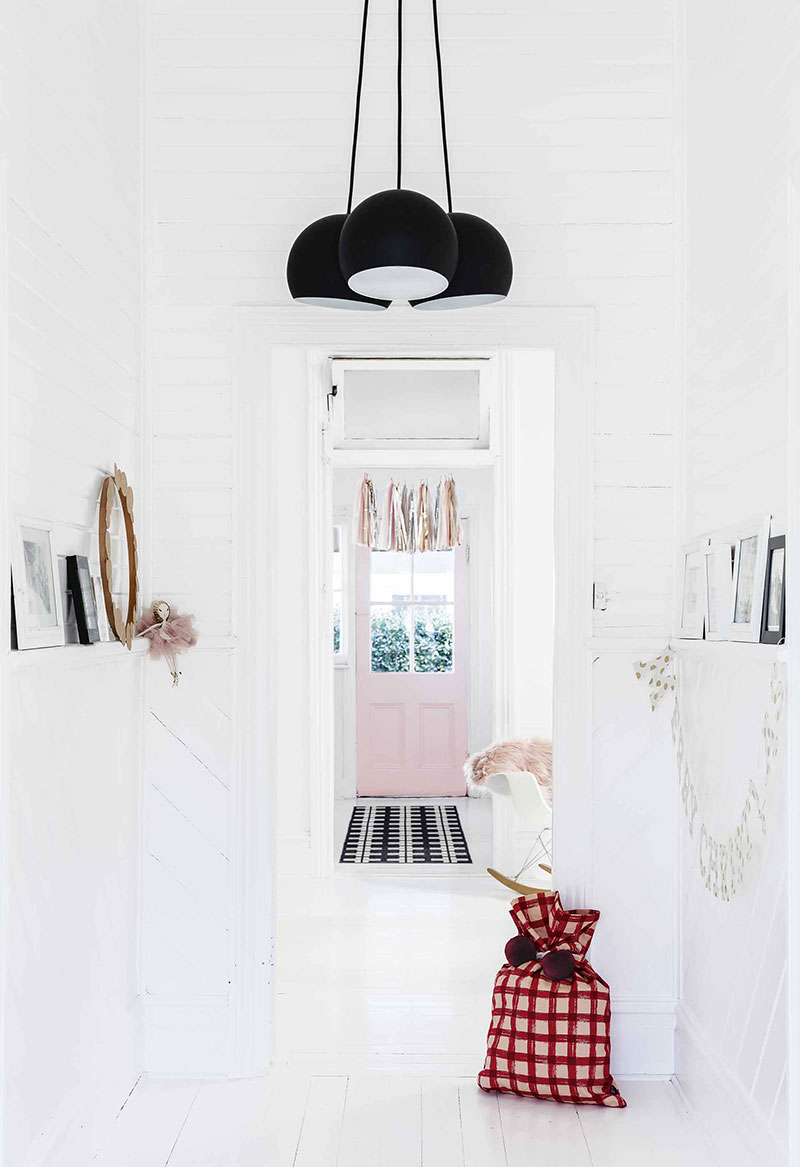 澳大利亚夏日海滩小屋的简约圣诞装饰-8