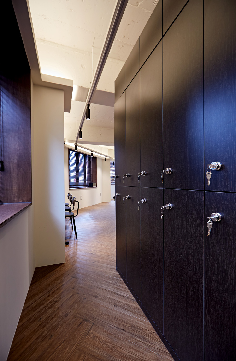 白色与木质，35 平米男士美容室内设计-15