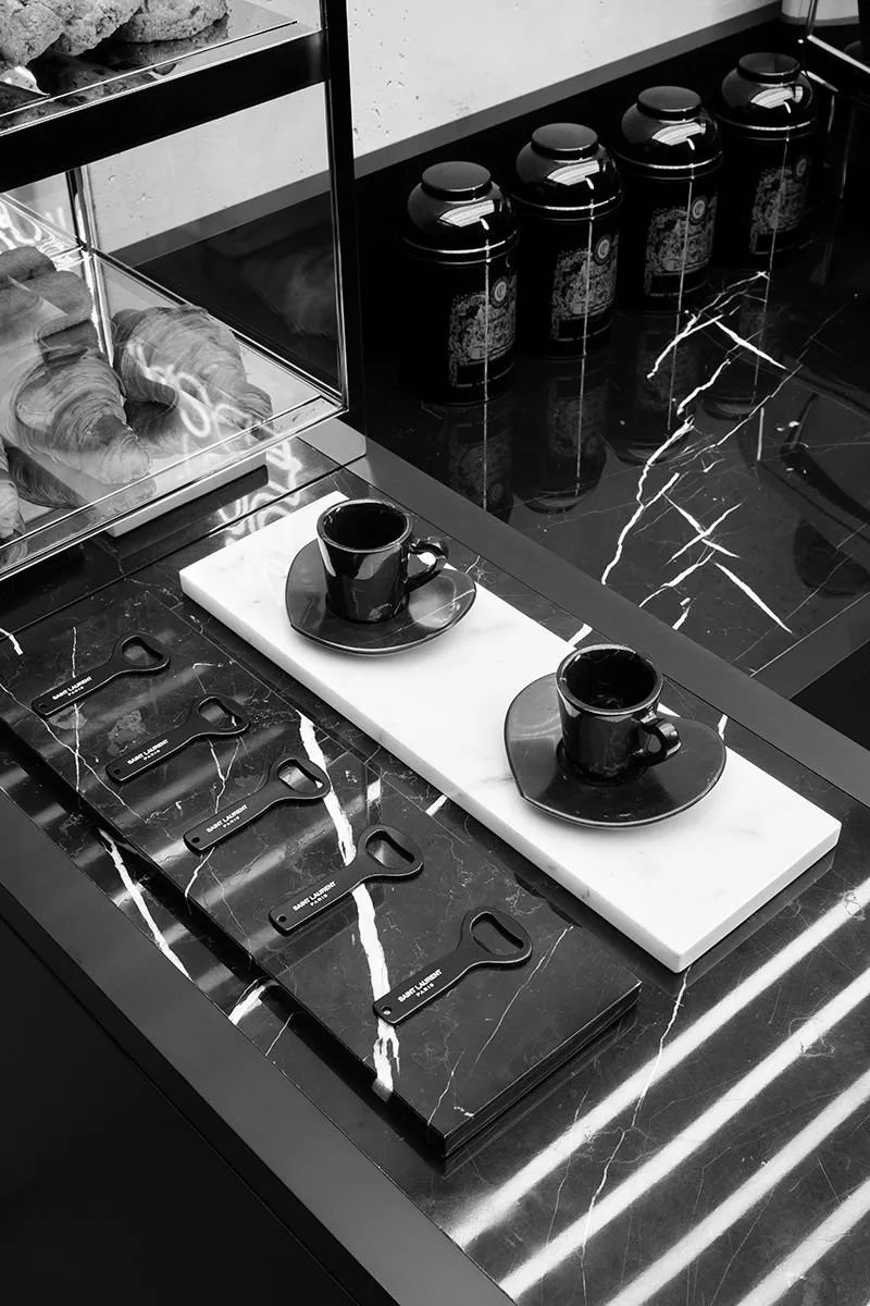 圣罗兰巴黎开设时尚咖啡厅,大牌争相跨界咖啡业-6