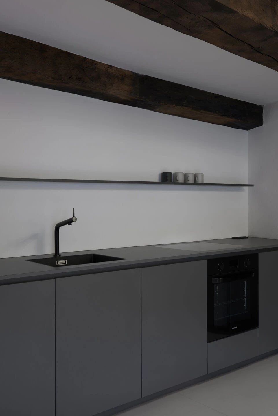 德国古老建筑中的现代纹身工作室-20