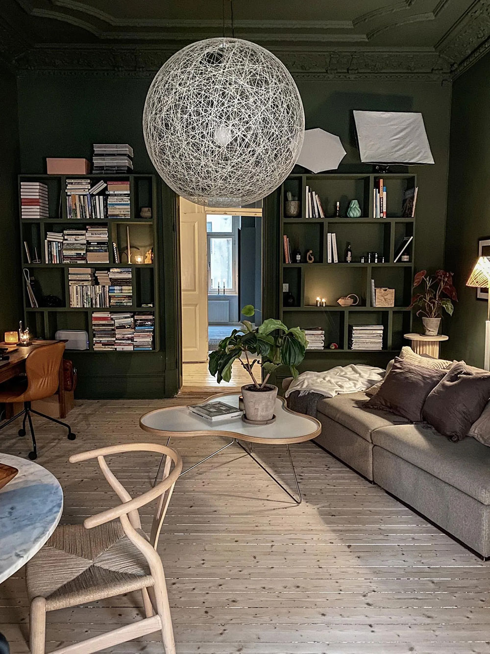 瑞典大胆绿色公寓设计，充满戏剧性魅力-3