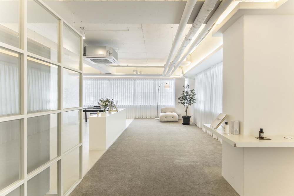 "白色与木色的高级 27 平米工作室"-14