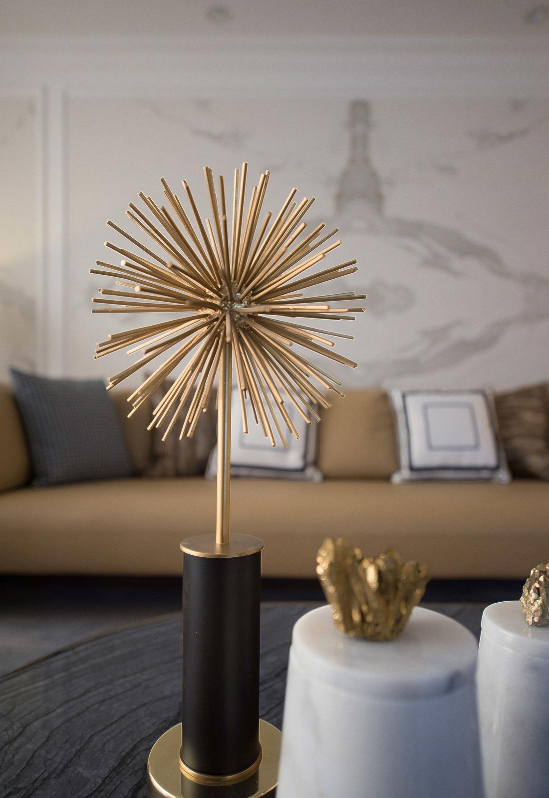 暖色调中海城市广场，金属与岩板的温馨空间-11