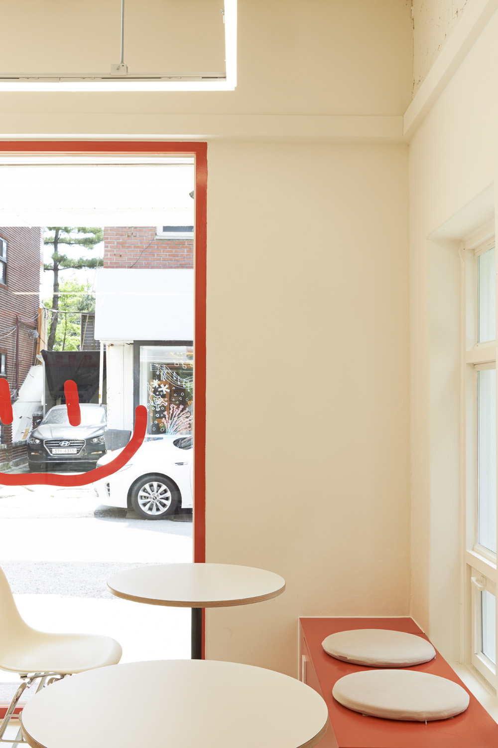 11 坪可爱红色甜品店的温馨室内设计-9