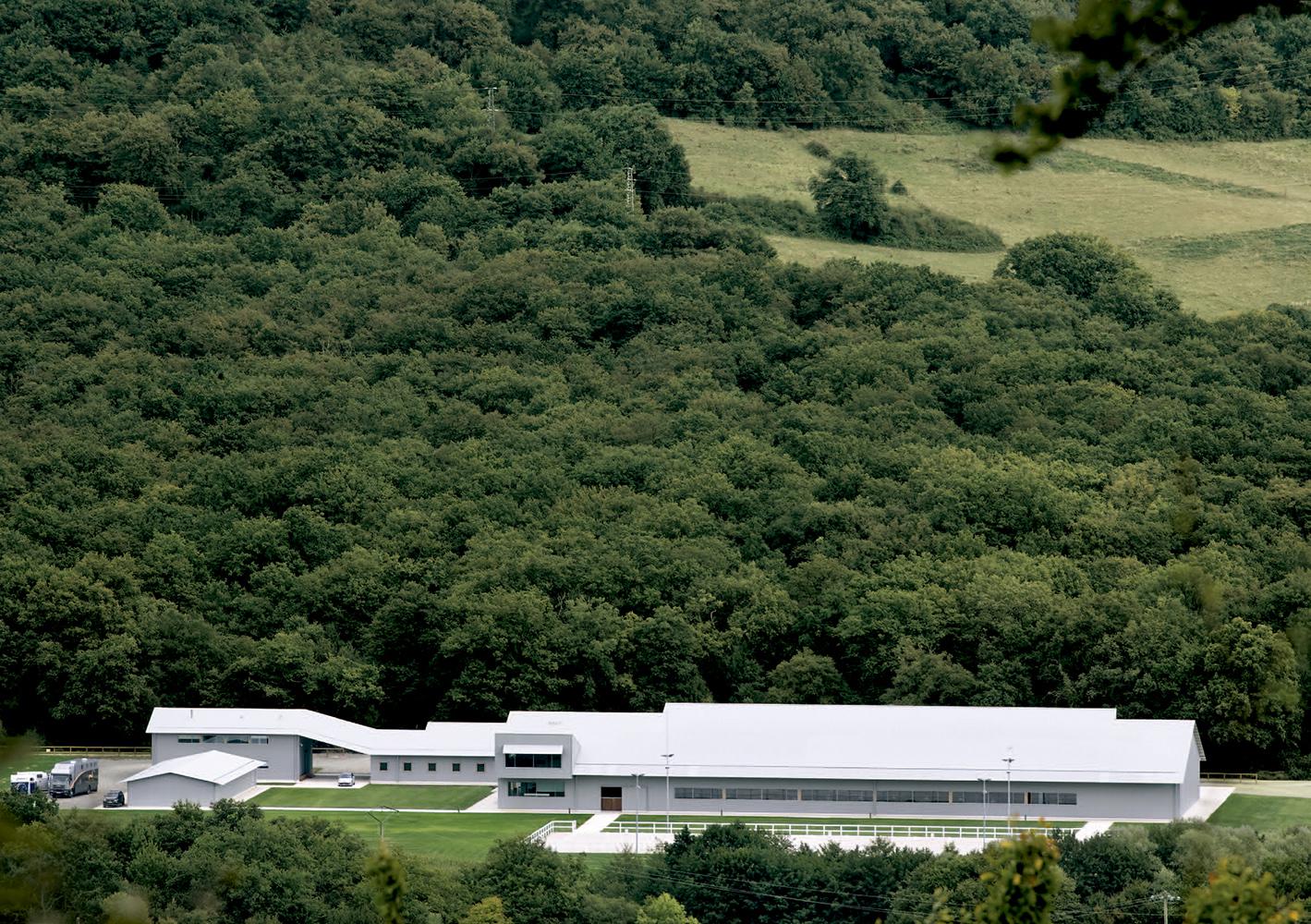 融合环境的西班牙高性能马术中心-12