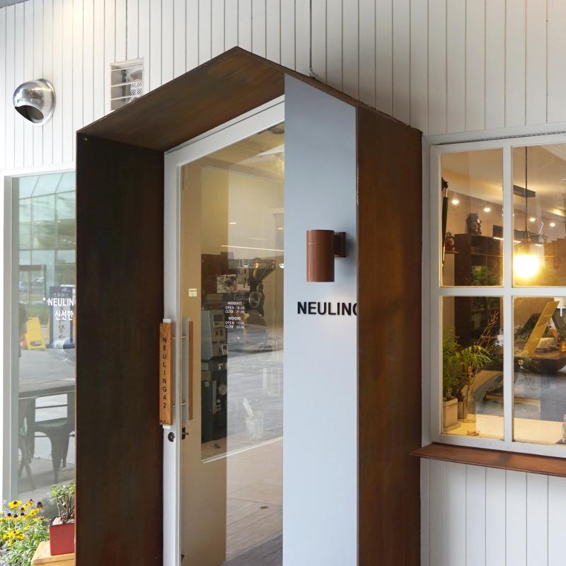 42 号店铺，21 平米纯白现代咖啡馆设计-3