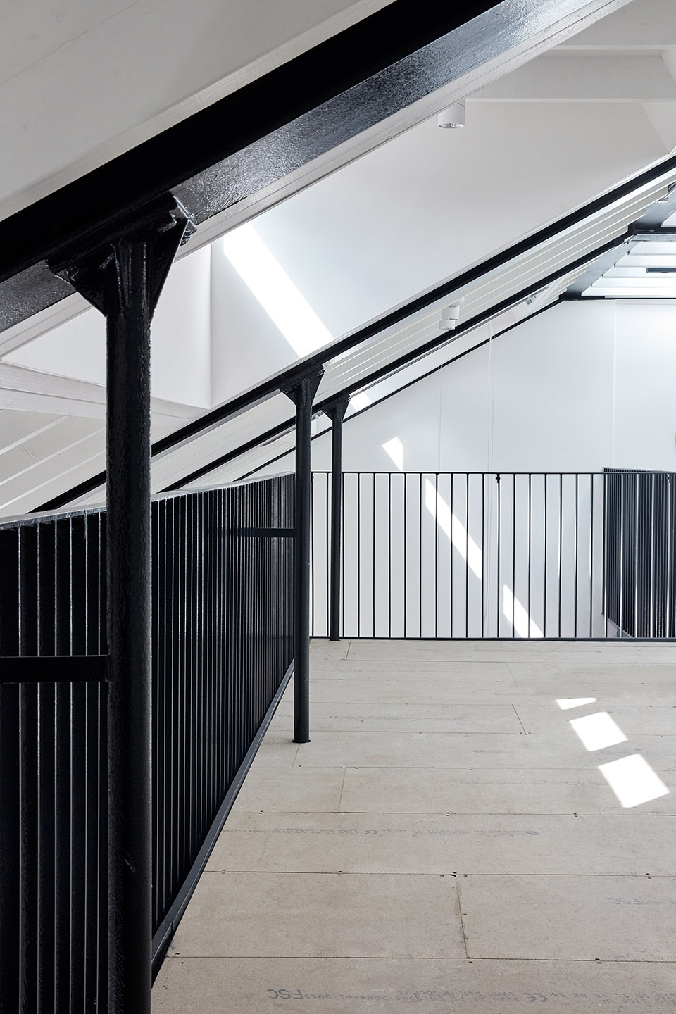 伦敦工业风办公楼，开放式空间展现原始魅力-13