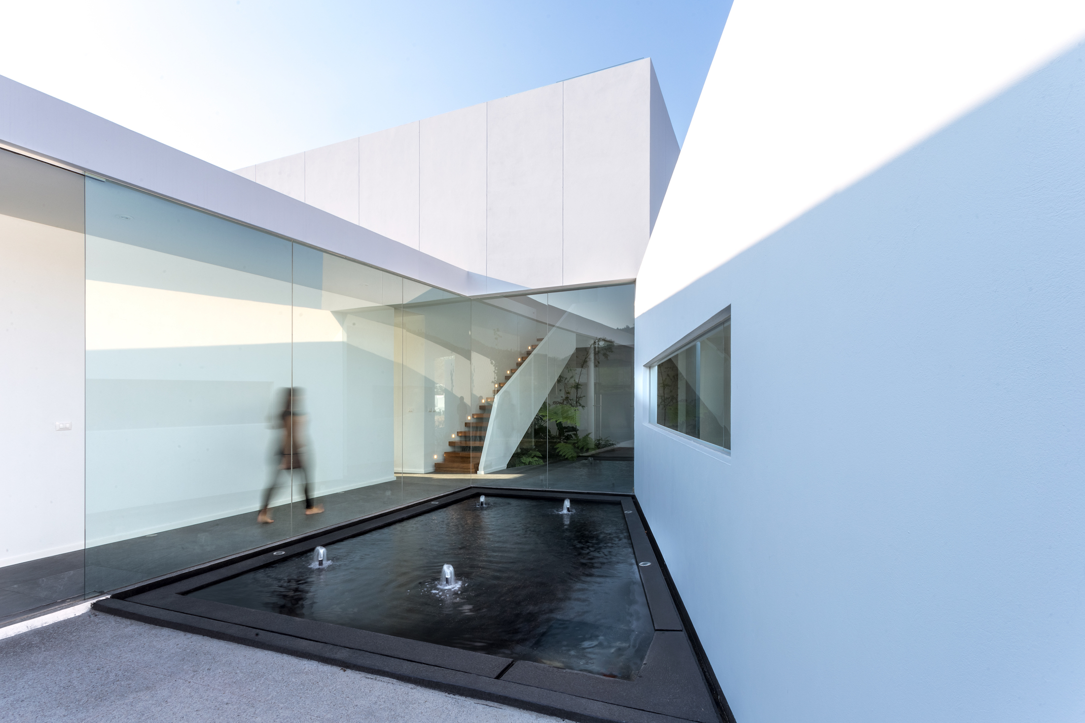 墨西哥梯形绿意住宅-15