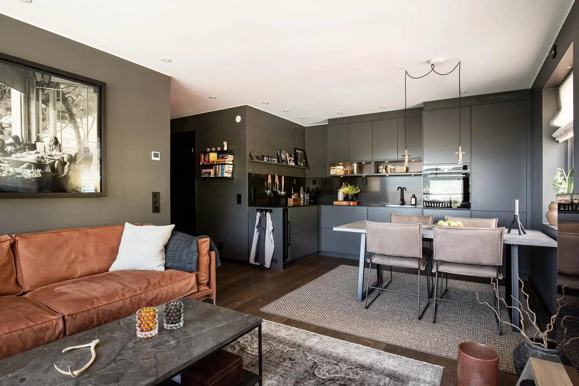 瑞典 63m2 小户型公寓的暗色调设计魅力-1