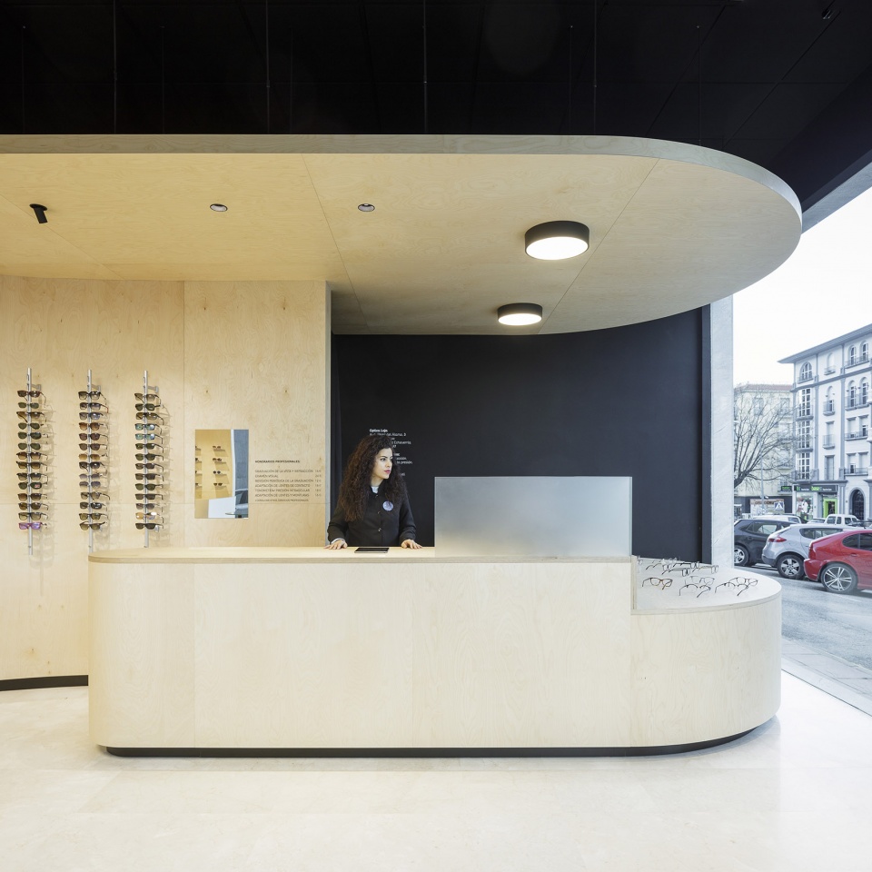 西班牙 Panóptica 眼镜店 | 曲线展墙划分空间,营造环绕式购物体验-17