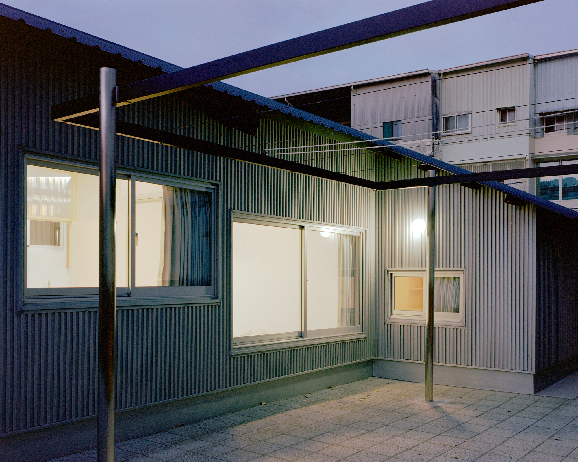 Double Roof House / Studio Tngtetshiu-41