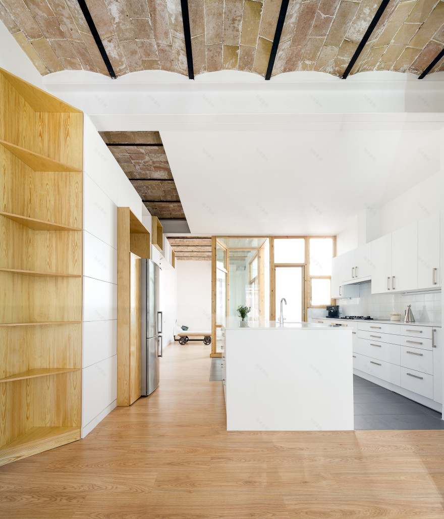 巴塞罗那旧宅翻新,打造室内外一体化生活空间-14