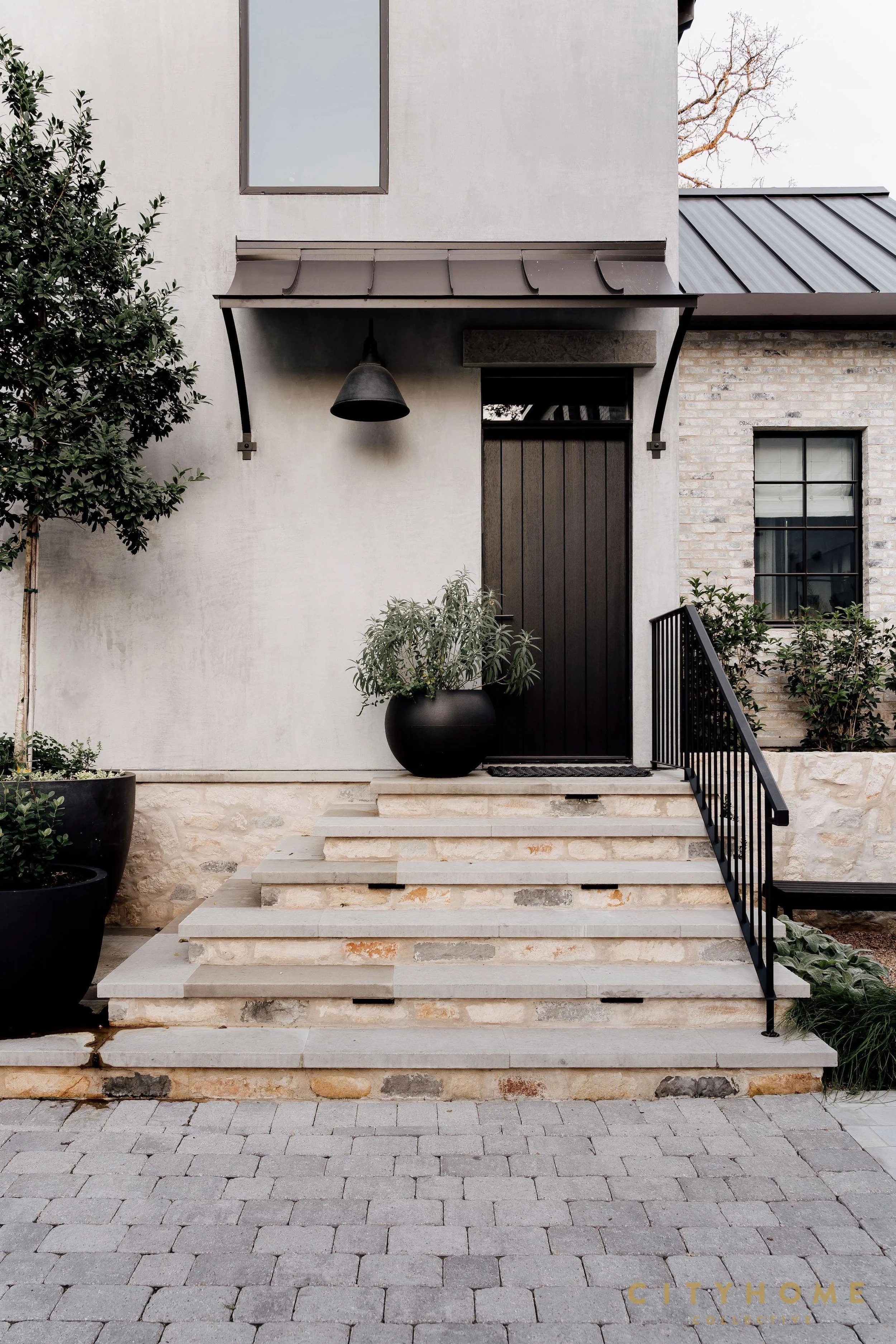 负鼠小跑
注：POSSUM是负鼠，TROT常见有小跑、慢跑之意，这种组合可能在特定情境中有特殊含义，若有更具体语境可进一步优化翻译 丨美国奥斯汀丨Element 5 Architecture-9