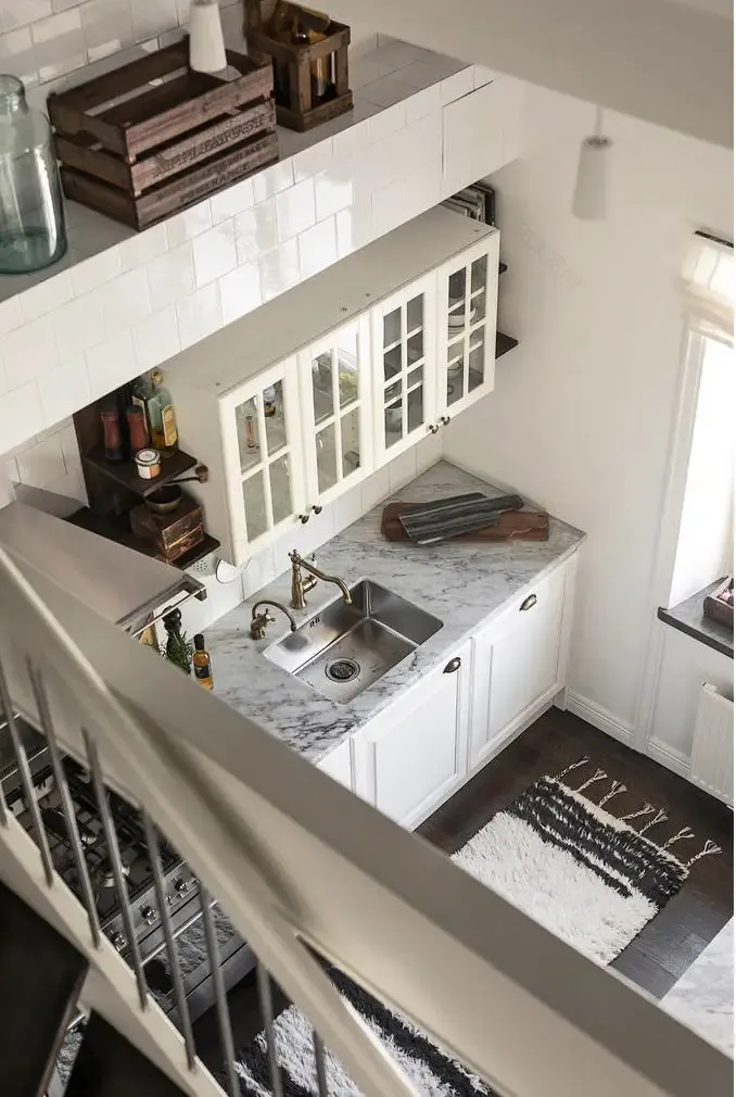 旧楼改造的灰色与白色中性 duplex-15