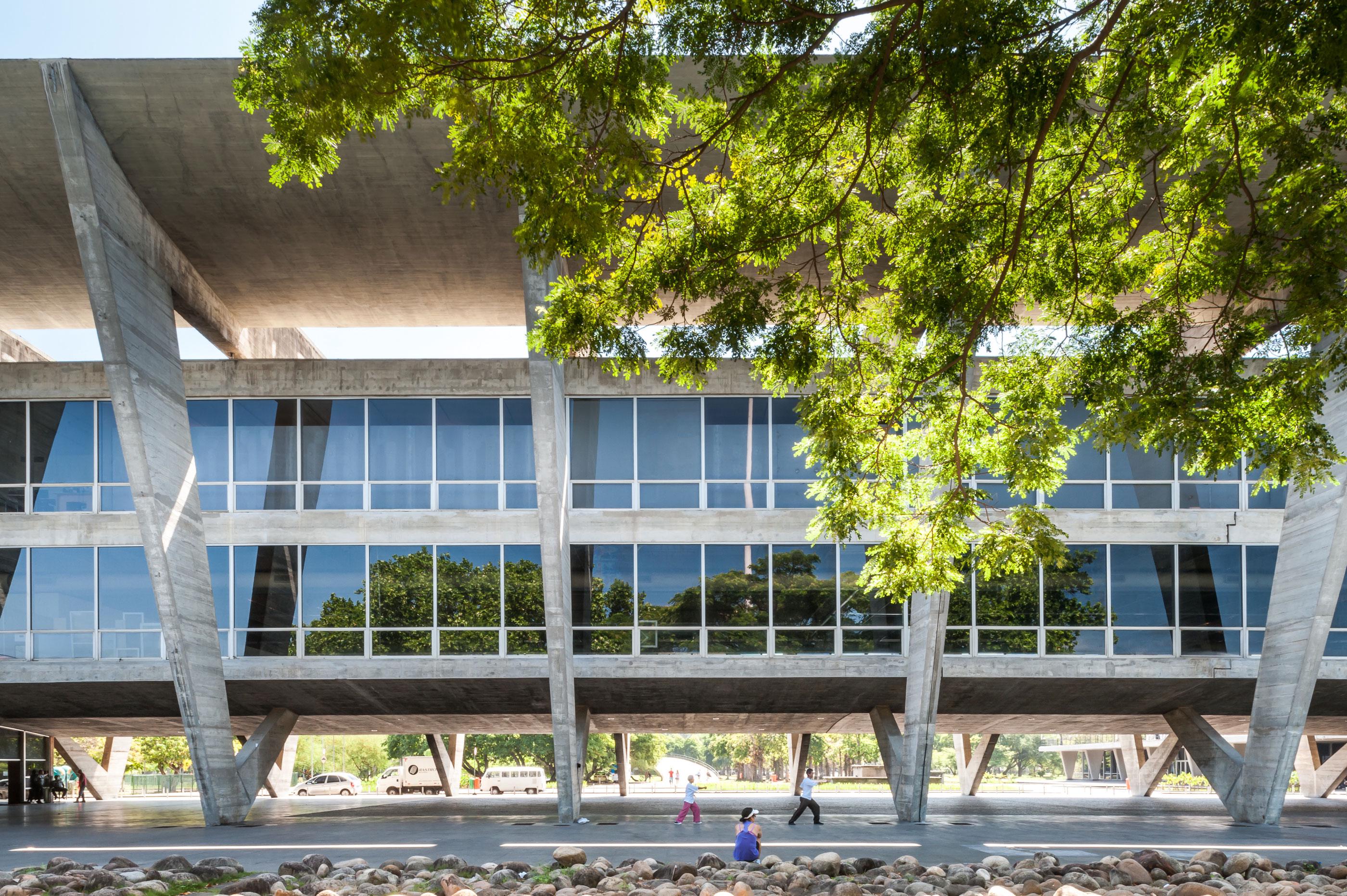 巴西里約熱內盧現代藝術博物館：建築大師 Affonso Eduardo Reidy 採V形柱列、懸吊樓板，打造現代主義建築經典 | FAM-25