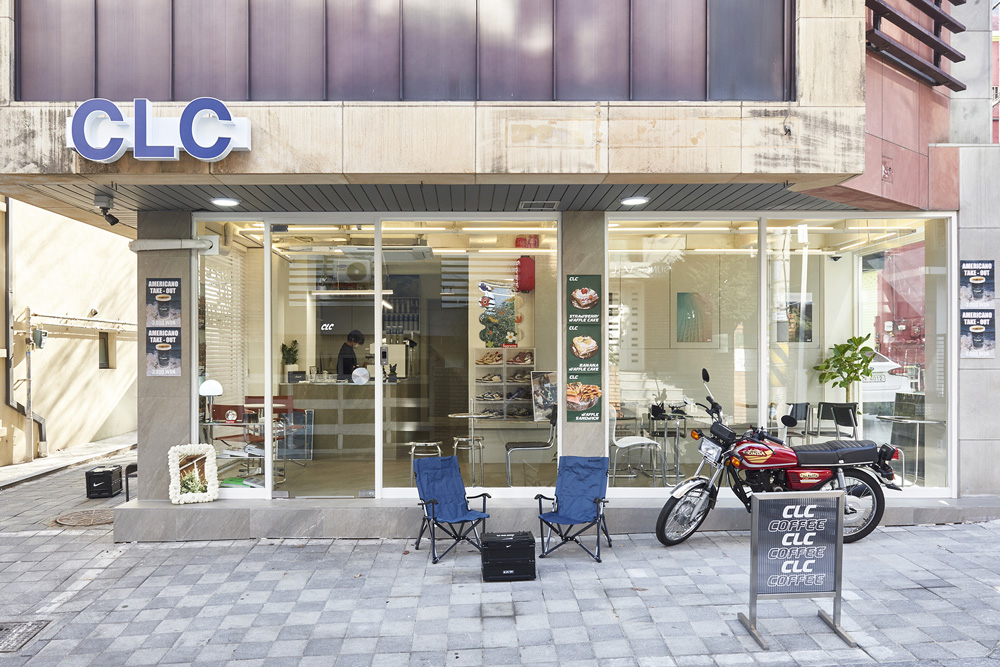 13 平卡佩特里尔的极简咖啡厅设计-2