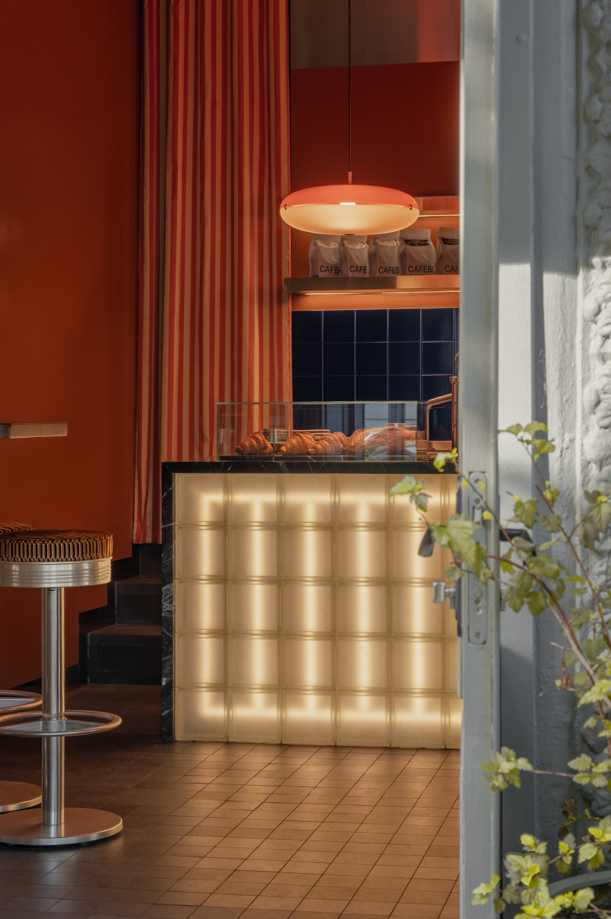 纯咖啡;原味咖啡(注:Frank 在这里可能是 纯的、原味的 意思,但不确定是否有特殊语境,如果结合特定品牌等情况可能有不同含义) 丨乌克兰基辅丨Yana Molodykh-26