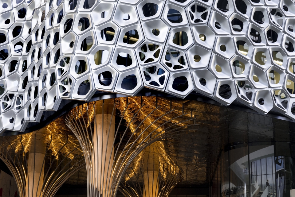 光之声 · 布里斯班 300 号乔治大街的立面艺术装置-9