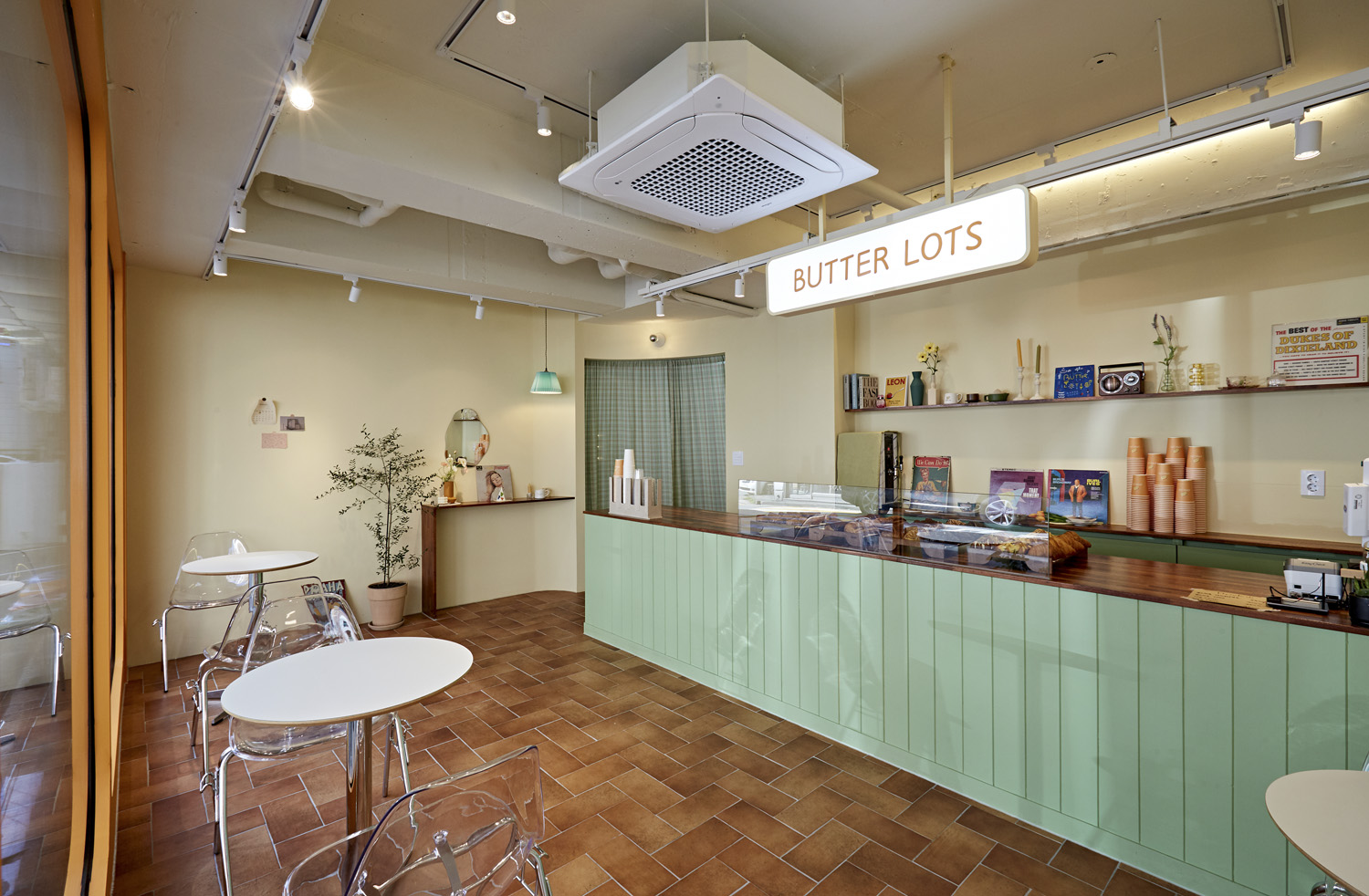 15 坪温馨烘焙店，缤纷色彩营造可爱氛围-6