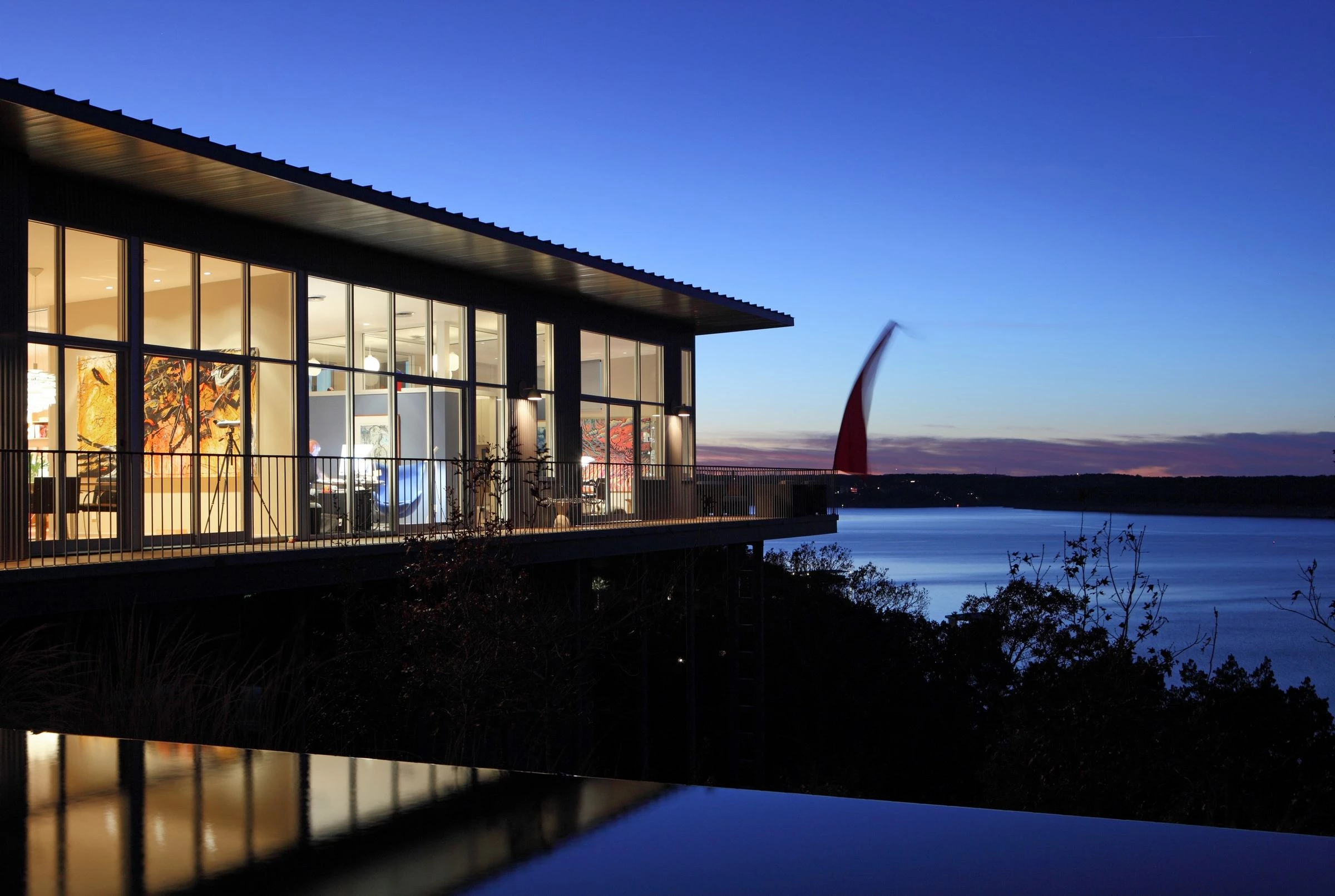 德州奥斯汀的"Villa Nuevo" | 夏日遮阳，室内外生活和谐共生-25