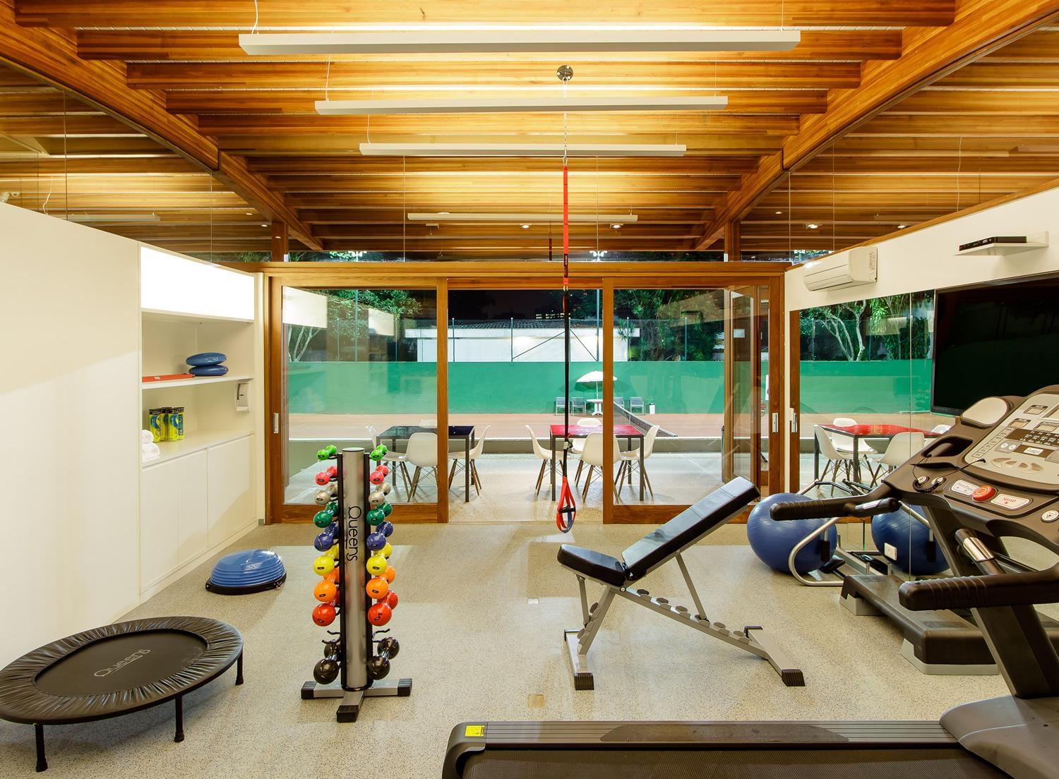巴西 Sakh Club | 木质与玻璃的完美融合，打造温馨运动空间-15
