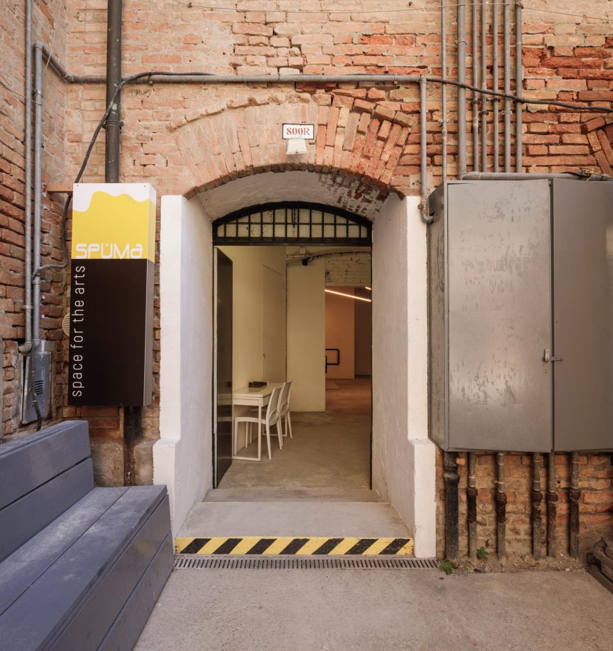 威尼斯设计双年展 2021 | Sticks 照明装置点亮 SPUMA 艺术空间-3