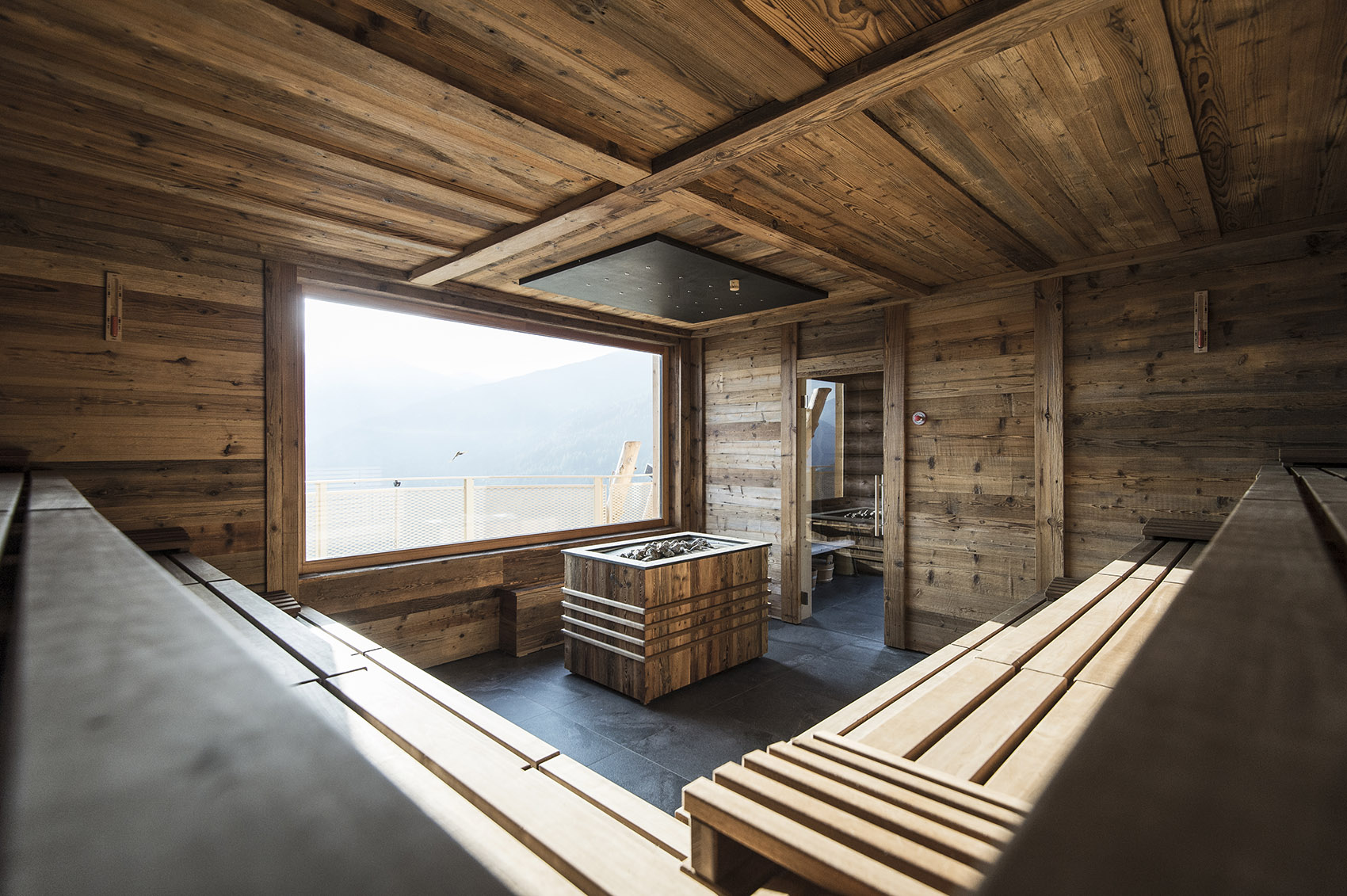 游弋于天地间 & 拥有漂浮大泳池的意大利Hubertus 酒店 / noa* -32