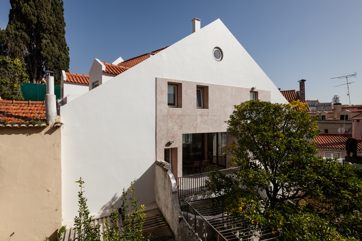 里斯本塔帕达教堂旁现代家庭住宅-30