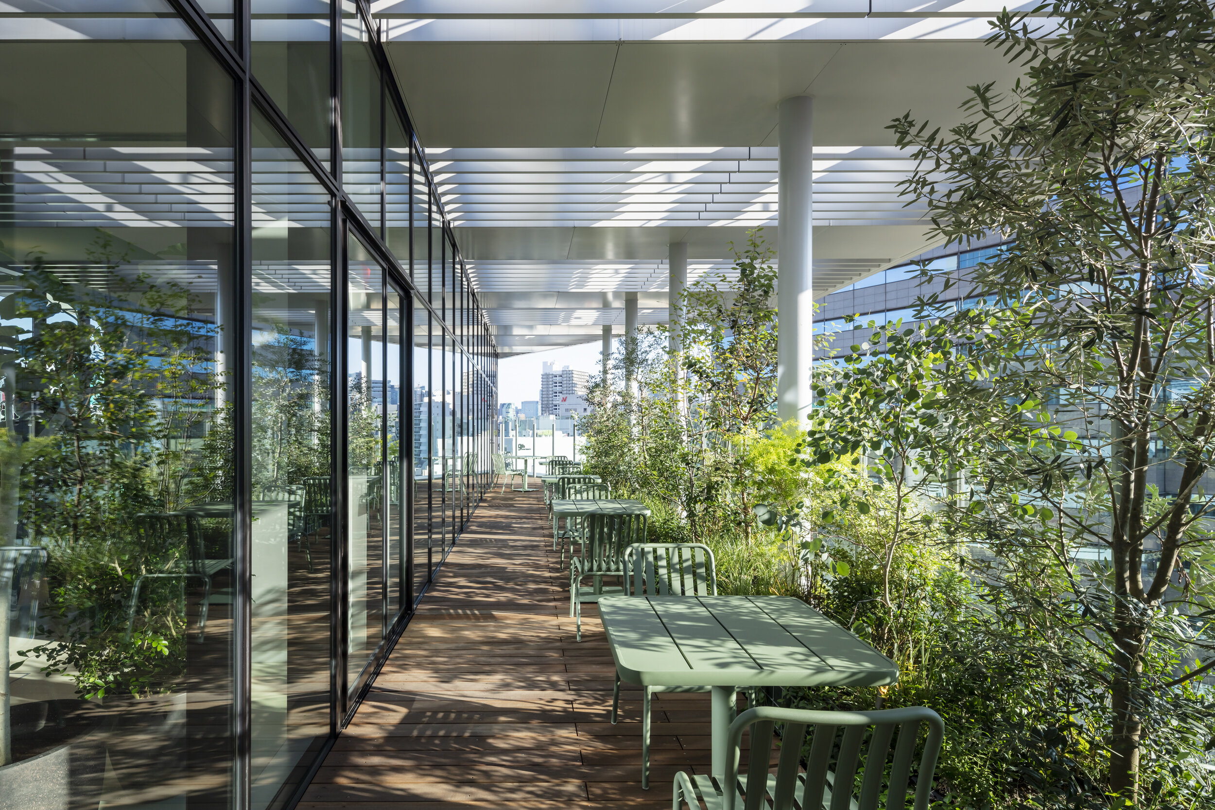 翻身酒店；如果Toggle在此处不为人熟知义项，也可能是意有所指的特定名称，可直译为托格尔酒店 但严格按你需求的唯一性来说，因缺乏语境难以得到百分百准确的答案，若可提供更多原文语境，我将给出更精准翻译 丨日本东京丨Klein Dytham architecture-22