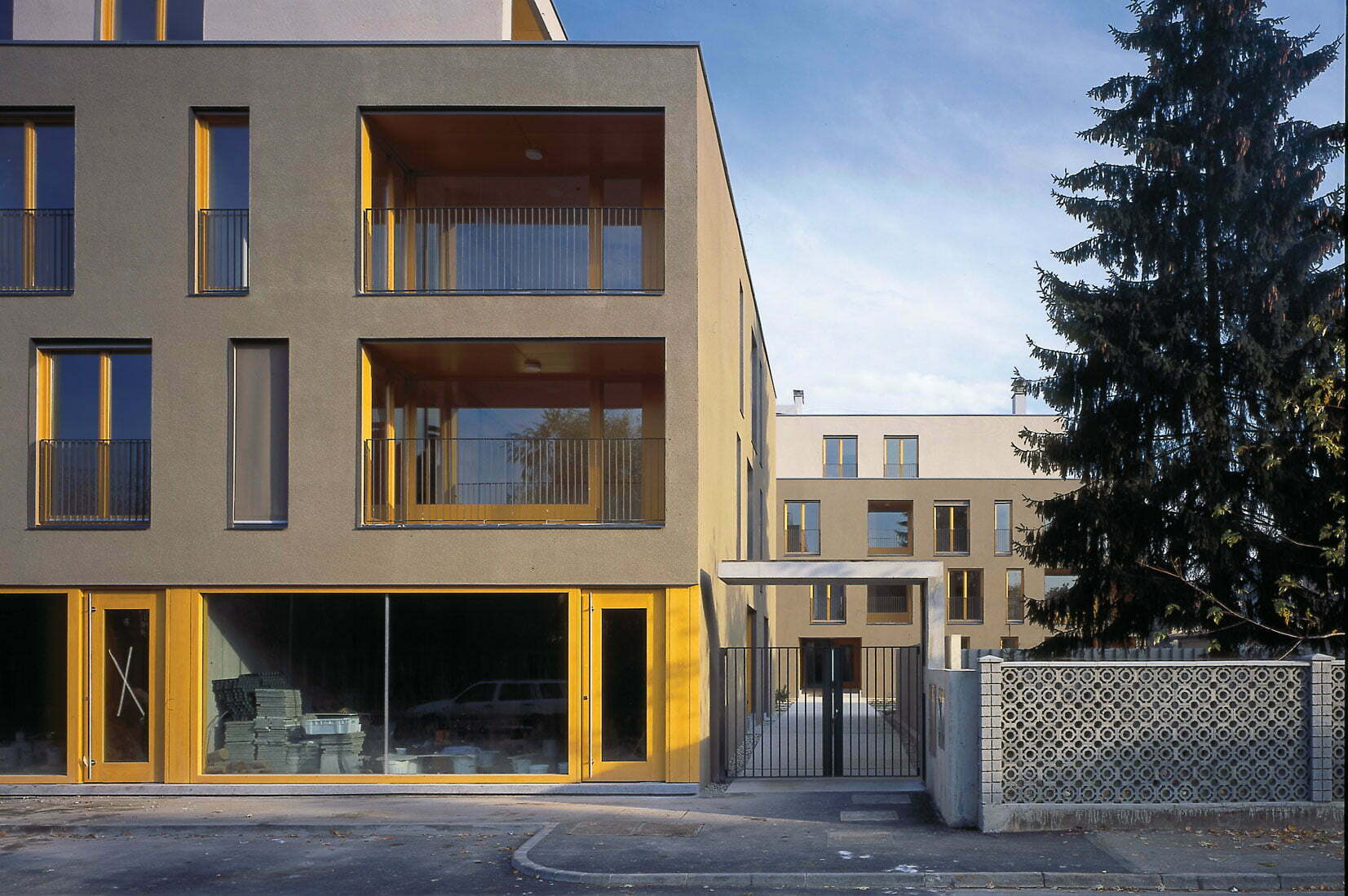 代表林荫道 绿色种植区（注：由于stanovanjska soseska和zeleni gaj可能是特定语境下的专业或地区性表达，这里是基于字面的大致翻译，可能需要更多背景信息来确保完全准确） 丨Bevk Perović arhitekti-2