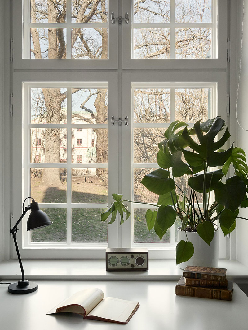 带有黑色家庭图书馆的斯堪的纳维亚式公寓(109 平方米)-23