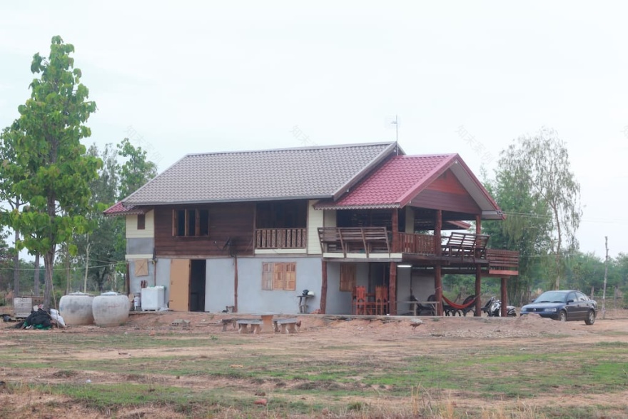 泰式两层半砖半木风格住宅-18