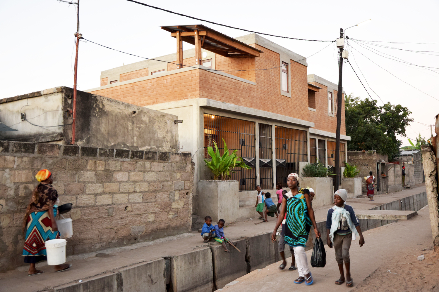 Compact Housing in the Informal Settlements of Maputo  Casas Melhoradas-38