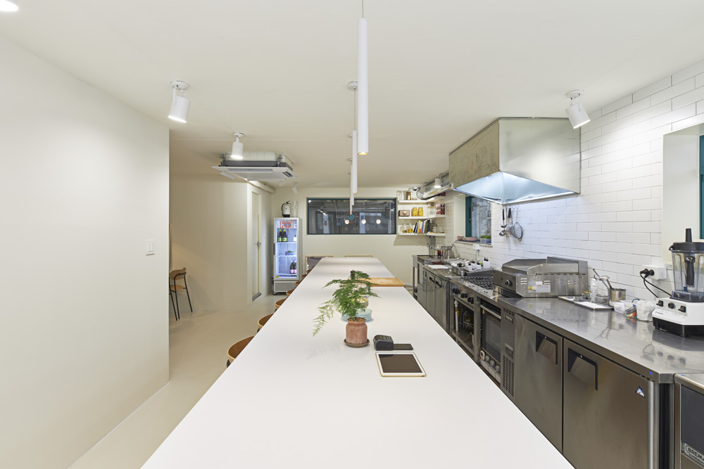 15 平米小巧咖啡厅，极简设计中的视觉盛宴-8