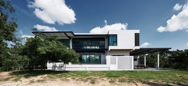 泰国田园风光中的现代钢结构之家-2
