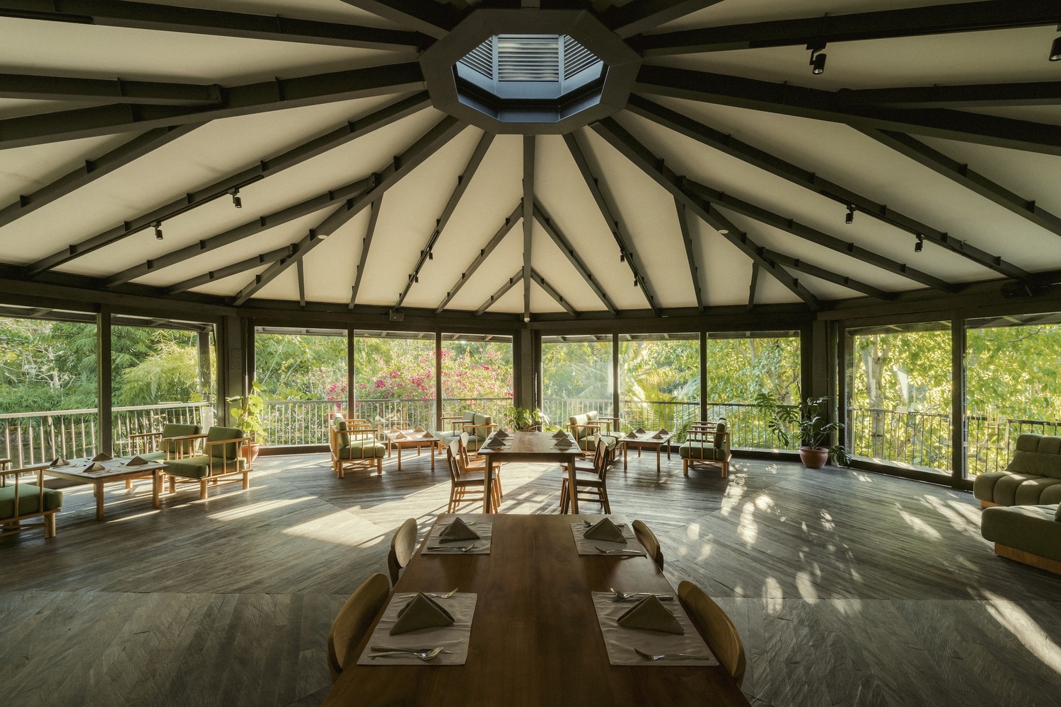 印度尼西亚八角形餐厅和工作建筑丨斯蒂尔特工作室-17