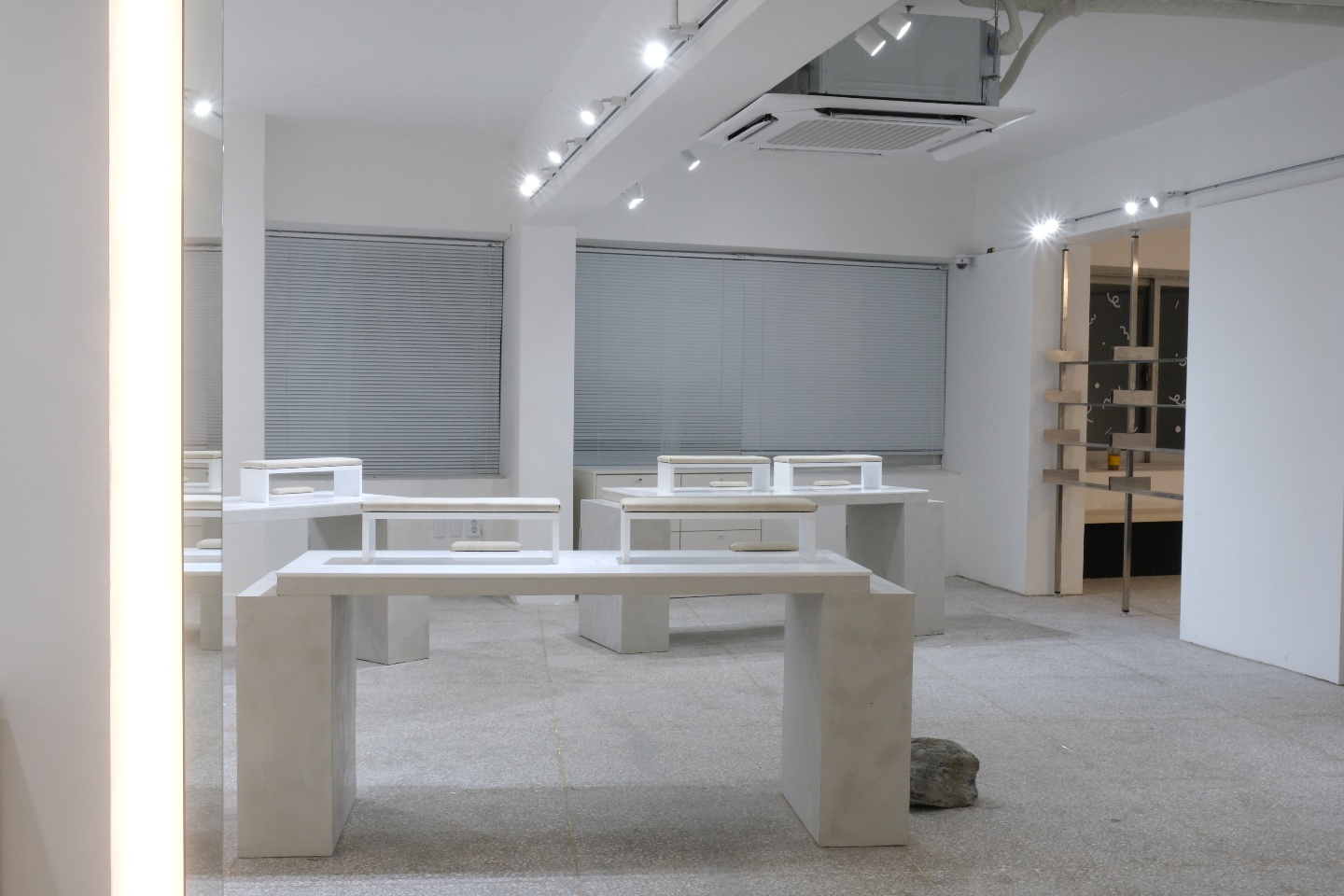 白色调高级氛围的 30 平米小户型设计-12