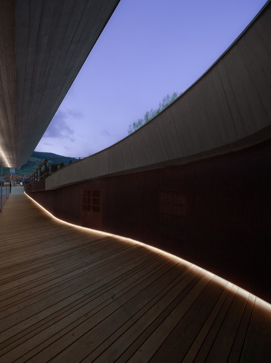 弗朗茨·克拉勒品牌南蒂罗尔地区奢侈品购物建筑设计-50