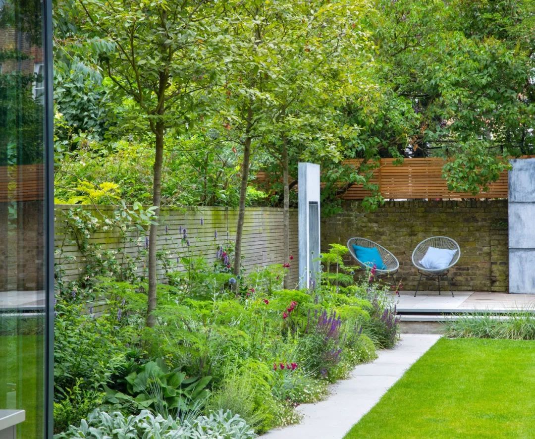春日几何花园 | 伦敦伊斯灵顿城市后院的色彩与功能共生-4