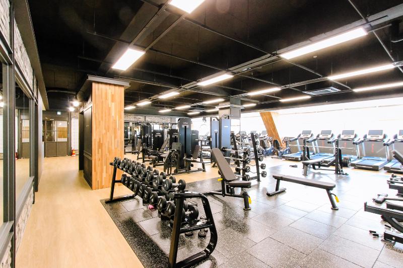 简约 85 坪运动中心设计，黑白色调打造精致空间-6