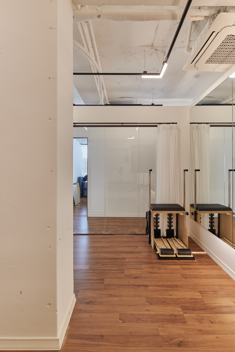 白色与木色，打造高级设计感的 30 平米公寓-14