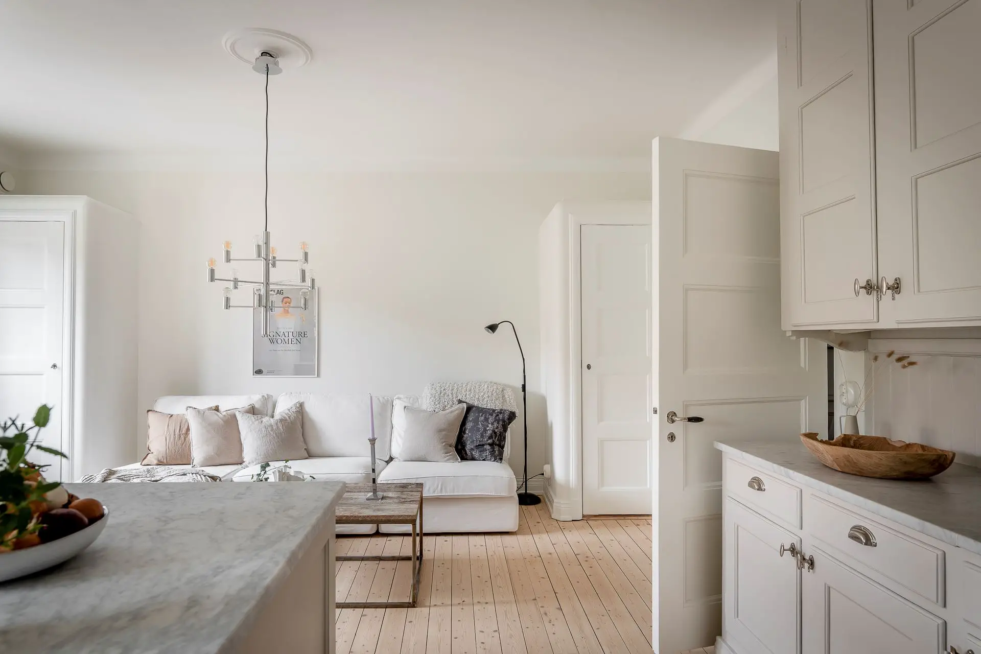 红白棋盘地板 | 古老公寓的现代魅力-9